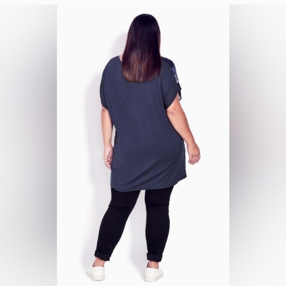 NWT Mixed Media Border Top in Navy Floral by Avenue. - Picture 2 of 9